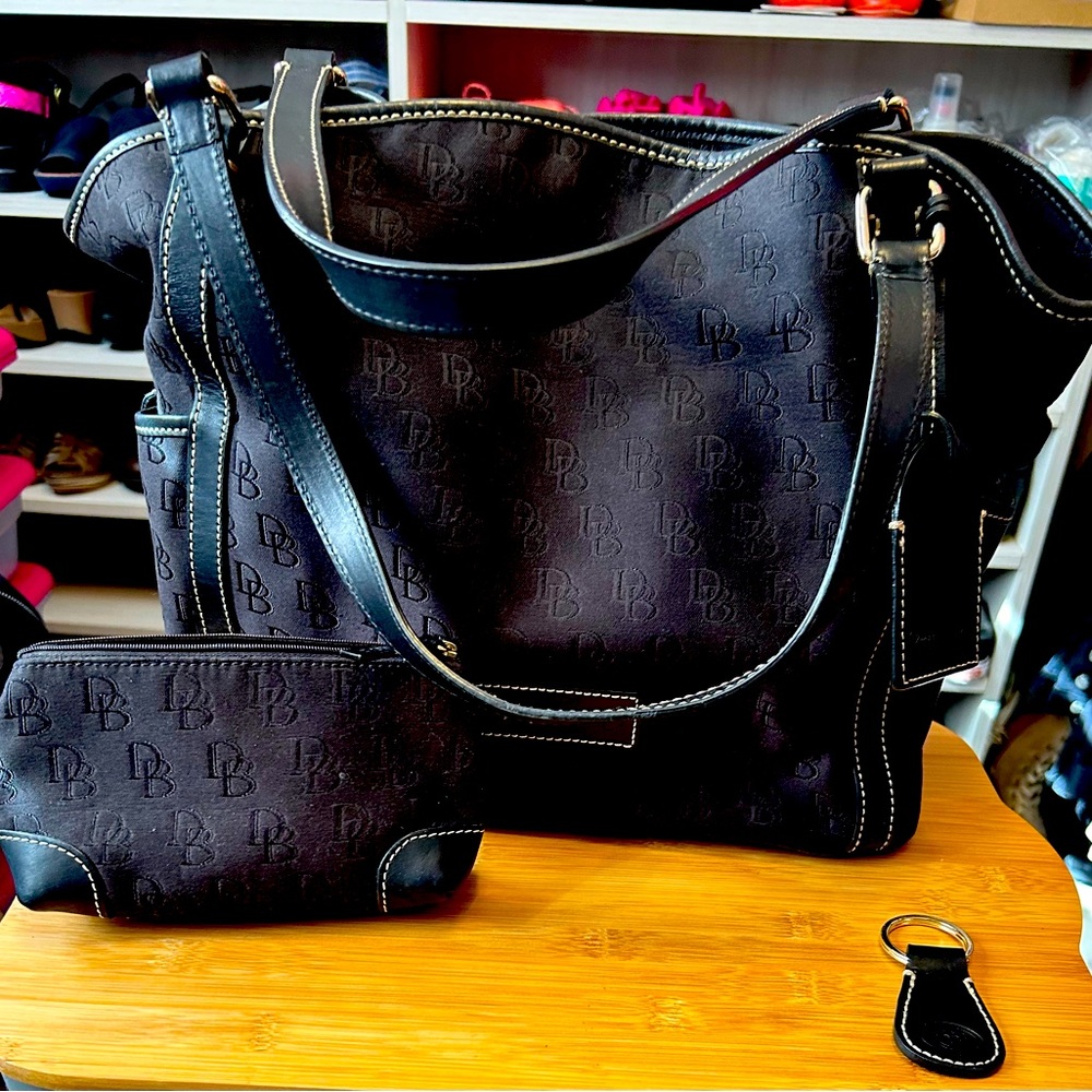 GUC Dooney & Bourke Large Signature Black Canvas Tote with Accessories